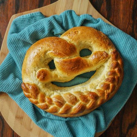 German Pretzels, Pretzel Bread, Pretzel Recipe, Pretzel Shape, Homemade Baked Bread, Oktoberfest Food, German Baking, Austrian Recipes, Baking Bread Recipes