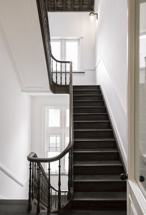 Hotel August | Vincent Van Duysen Architects Victorian Staircase, Victorian Modern, Vincent Van Duysen, Hallway Designs, Staircase Railings, Antwerp Belgium, Interior Stairs, Modern Hotel, Spanish House