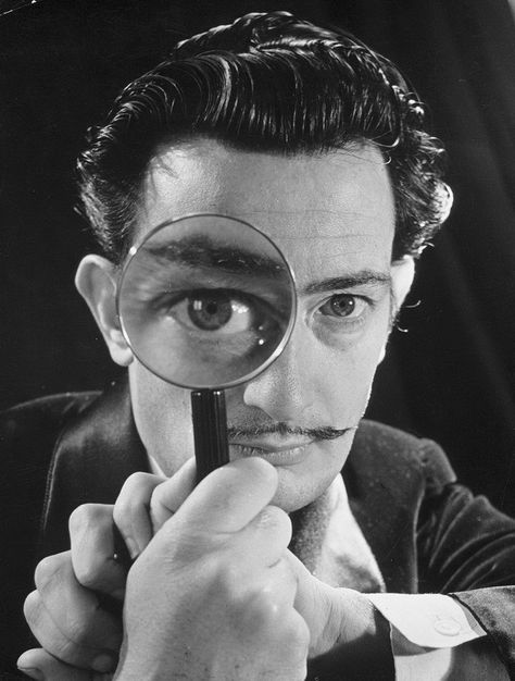 Salvador Dali with magnifying glass photographed in 1946 by Phillipe Halsman Yousuf Karsh, Philippe Halsman, Salvador Dali Art, Dali Art, Art Trippy, Willem De Kooning, Spanish Painters, Famous Photographers, Man Ray