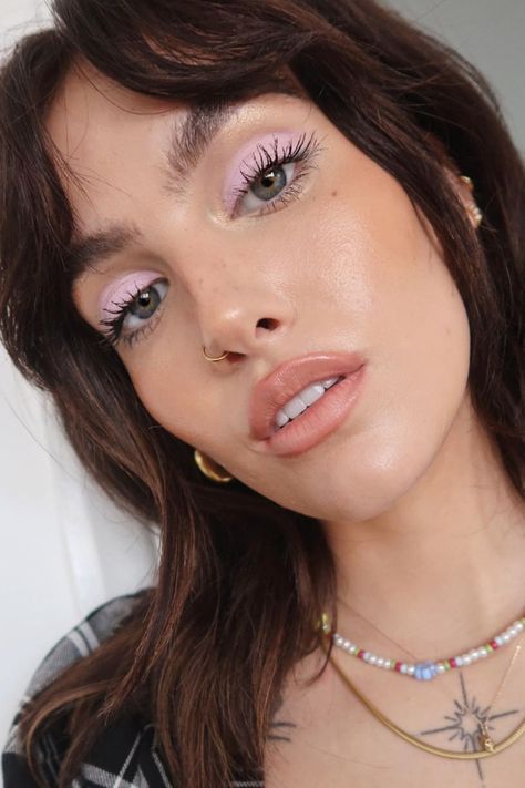 📸 sophfloyd We love this one-colour pastel look for spring seen on @sophfloyd, with that very 60s rounded, unblended shape. Get the look using Mac single eyeshadow in ‘Girlie’. Maquillage On Fleek, Mekap Mata, Pastel Makeup, Smink Inspiration, Colorful Eye Makeup, Spring Makeup, Colorful Eyeshadow, Summer Makeup, Spring 2023