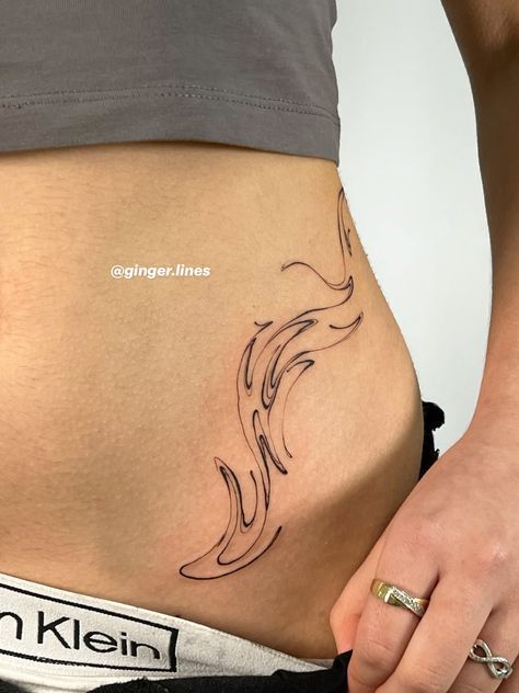 A script tattoo on the hip bone can feature a meaningful quote a personal mantra or a loved ones name The delicate style of script tattoos complements the curves of the hip making them a popular choice for this area. #SmallTattooDesigns #UniqueTattoos #InkInspiration #TinyTattoos #CreativeInk #MinimalistTattoos Hips Tattoo Women, Line Tattoo Women, Tattoo Earthy, Hip Bone Tattoos Women, V Line Tattoos Women, Waist Tattoos For Women, Tattoos Ethereal, Hipbone Tattoo, V Line Tattoo