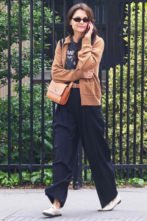 Katie Holmes Topped Off Her Spring-Ready Outfit with the Fuss-Free Bag Style Hollywood Can’t Stop Wearing Brown Crossbody Bag Outfit, Brown Purse Outfit, Wide Leg Black Pants Outfit, Katie Holmes Style, Crossbody Bag Outfit, Women In Their 20s, Black Pants Outfit, Elevate Your Outfit, Brown Crossbody Purse