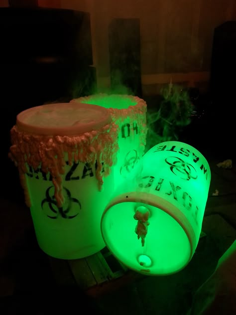 Toxic Barrels Radioactive Barrel, Biohazard Halloween, Mad Scientist Halloween, Alien Party, Alien Halloween, Celtic Festival, Halloween Props Diy, Halloween House Party, Zombie Party