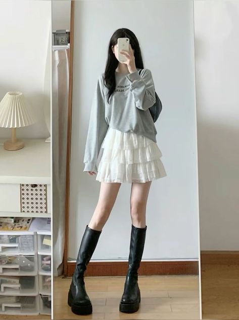 Summer Korean Outfits Street Styles, Boots Summer Outfit, Peony Aesthetic, Douyin Fashion, White Skirt Outfits, Acubi Fashion, Korean Summer Outfits, Outfit Korean Style, Street Outfits