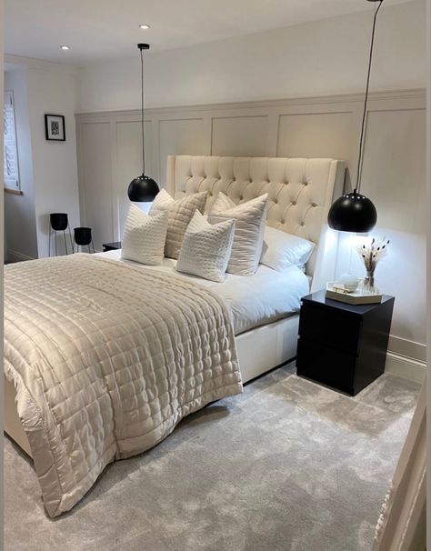 Cream Black Bedroom Ideas, Bedroom Inspirations Panelling, Black Gold Cream Bedroom, White And Taupe Bedroom, Aesthetic Bedroom Lights, Wall Paint Bedroom, Beige And Black Bedroom, White Gold Bedroom, Bedroom Style Ideas