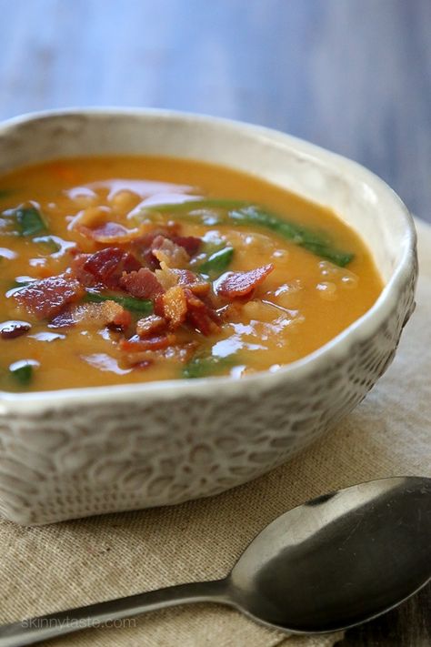 This delicious, hearty Navy Bean, Bacon and Spinach Soup is inexpensive and easy to make, plus leftovers are even better the next day! Soup Pressure Cooker, 16 Bean Soup, Navy Bean Soup, Bean And Bacon Soup, Bacon Soup, Stove Top Recipes, Navy Bean, Spinach Soup, Instant Pot Soup