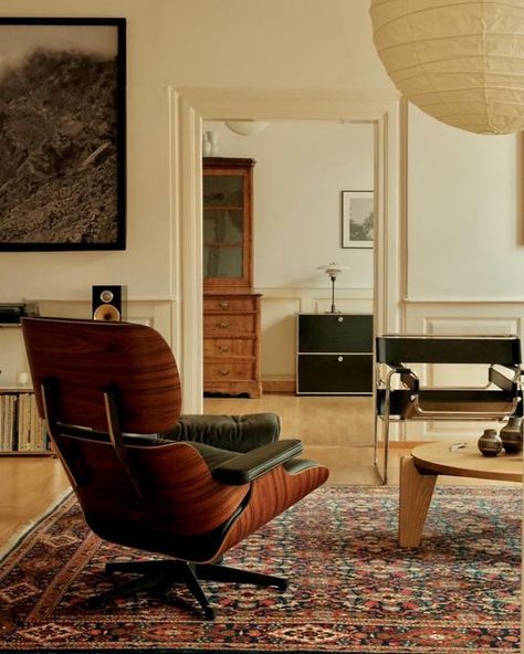 Bauhaus Room Aesthetic, Austrian Apartment, Bauhaus Interior Bedroom, Bauhaus Small Apartment, Bauhaus Interior Style, Berlin Home Aesthetic, Bauhaus Living Room, Bauhaus Rug Design, Bauhaus Interior Design