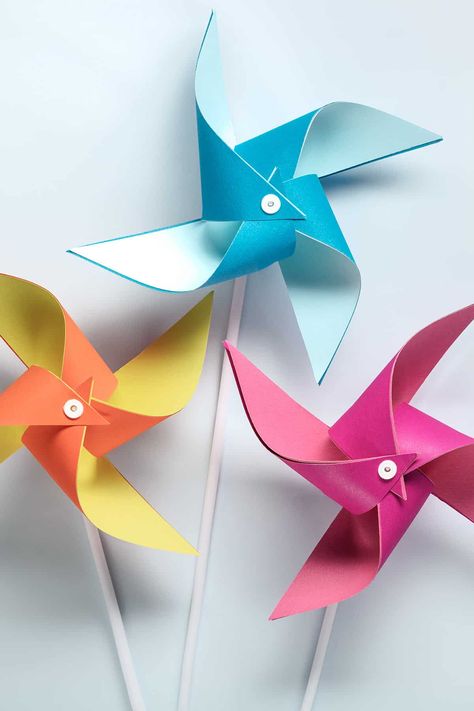 A step-by-step tutorial for making a beautiful paper windmill using colorful craft paper or foam. Sometimes called a pinwheel, there are options for a windmill that spins or one that can be used as a party decoration. A fun and simple Spring craft for all ages! Children's Day Craft, Windmill Diy, Paper Windmill, Diy Pinwheel, Tulle Poms, Windmill Decor, Paper Crafts Ideas, Bee House, Water Marbling