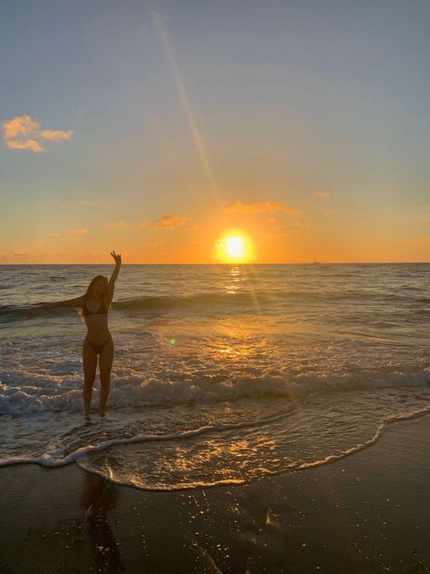 summer sunsets 🌅 Photos At The Beach Aesthetic, Summer Aesthetic Pictures Beach, New Years Beach Pictures, Instagram Beach Pictures Photo Ideas, Summer Holiday Pictures, Beach Holiday Pictures, Cute Sunrise Beach Pictures, Pictures Of Yourself, Sunset And Sunrise Aesthetic