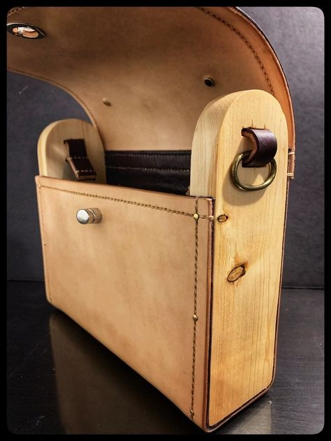 Wood Leather Projects, Wood Bag Design, Wood And Leather Bag, Wood And Leather Projects, Custom Leather Bag, Leather Bag Tutorial, Wooden Tool Boxes, Wooden Purse, Wooden Bag