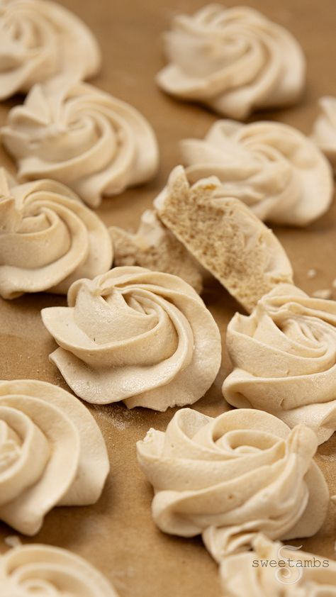 Swirled brown sugar meringue cookies on unbleached parchment paper. One of the meringue cookies in the background is broken in half, showing the texture inside. Spiced Meringue Cookies, Hot Cocoa Meringue Cookies, Merigune Recipe, Meraigne Cookies, Brown Sugar Meringue Cookies, Thanksgiving Meringue Cookies, Mirangue Cookies Recipe, Flavored Meringue Cookies, Brown Sugar Meringue