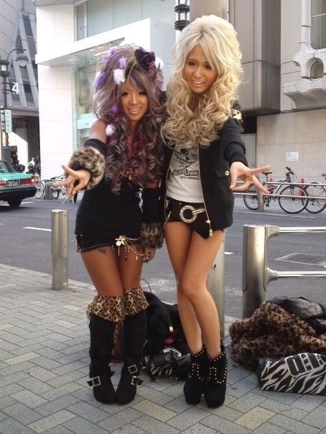 Kuro Gyaru Fashion, Rokku Gyaru Fashion, Ganguro Girl, Rokku Gyaru, Japanese Gyaru, Gyaru Aesthetic, Agejo Gyaru, Gyaru Style, Gyaru Makeup