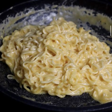 Creamy Noodles, Cheese Noodles, Food Babe, Food Therapy, Yummy Comfort Food, Food Recepie, Food Obsession, Cafe Food, Pretty Food