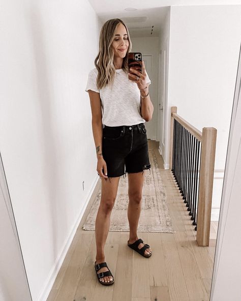 Black Burken Stocks Outfit, Birkenstock Arizona Black Outfits, Black Birkenstock Sandals Outfit, Black Berkinstocks Outfit Summer, Black Birkenstock Outfit Summer, Outfits With Birkenstocks Sandals, Black Birkenstocks Outfit, Black Birkenstock Outfit, Mid Thigh Jean Shorts