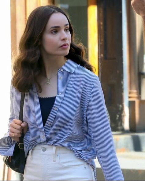 Sofia Carson Street Style, Sofia Carson Outfits, Cassie Salazar, Sophia Carson, Jo March, Korean Outfit Street Styles, Purple Hearts, Sofia Carson, Marble Wallpaper