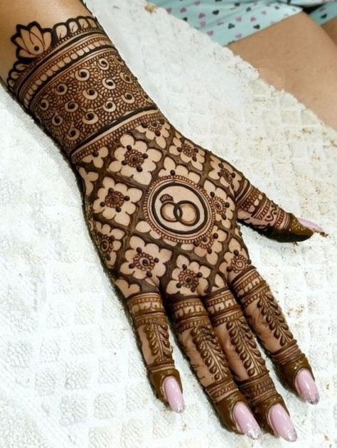 Mehendi Designs For Roka, Mehedi Design For Engagement, Engagement Henna Designs Simple, Bridal Mehndi Designs Modern, Mehandi Designs For Engagement Simple, Roka Mehndi Design, Roka Mehendi Designs Simple, Mehendi Designs For Hands Engagement Bridal Mehndi, Engagement Bride Mahendi