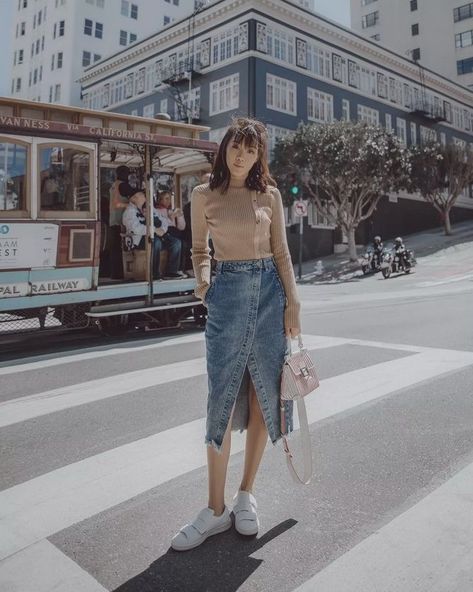 How to wear a denim skirt: photos, trends, novelties of 2021 Denim Skirt Outfit Casual, Denim Skirt Street Style, Midi Denim Skirt Outfit, Denim Pencil Skirt Outfit, Denim Skirt Outfit Fall, Denim Skirt Outfit Summer, Denim Midi Skirt Outfit, Looks Com All Star, New Years Outfits