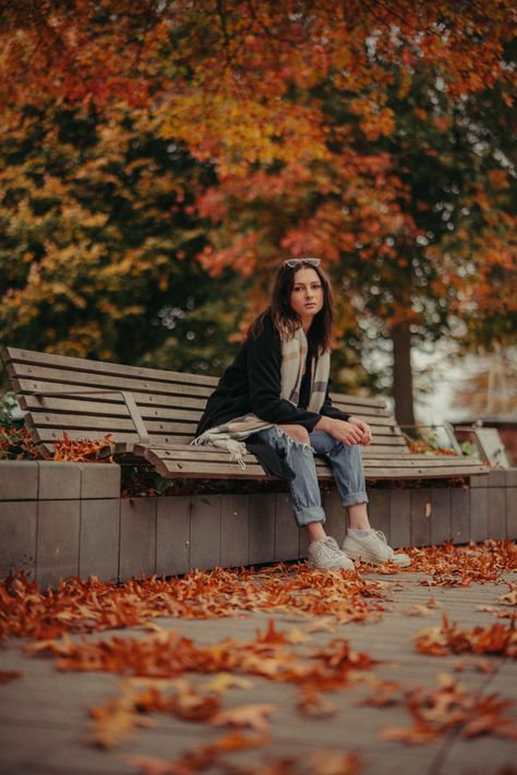 Teenage Fall Photoshoot, Fall Park Photoshoot, Early Fall Photoshoot, Fall Branding Photoshoot, Fall City Photoshoot, Autumn Photoshoot Ideas Models, Park Portrait Photography, Bench Poses Photography, Park Photoshoot Ideas Instagram