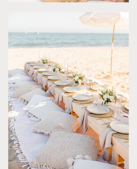 Simple Beach Party Decor, Simple Beach Picnic, Fancy Beach Picnic, Luxury Beach Picnic Setup, Beach Sunset Dinner Picnic, Sunset Beach Picnic Birthday, Beach Week, Beach Dinner, Beach Table