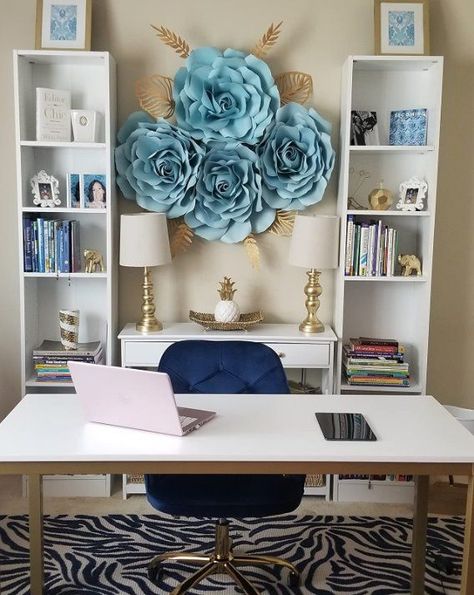 like the lamps and how can use small bookshelves and desk between Bookshelves And Desk, Gold Home Office, Small Bookshelves, Chic Office Decor, Feminine Home Offices, Work Office Decor, Cozy Home Office, White Desk, Office Guest Room