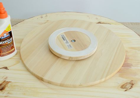 Turn the humble wooden IKEA Snudda into a glorified, beautiful lazy susan with more space for snacks and a way to label them too with this simple tutorial.    #Curbly-Original, #How-To, #lazy susan, #Ikea hack Painted Lazy Susan Ideas, Diy Lazy Susan Turntable, Lazy Susan Ideas, Painted Lazy Susan, Christmas Woodworking, Diy Lazy Susan, Wood Lazy Susan, Hack Ikea, Kitchen Ikea