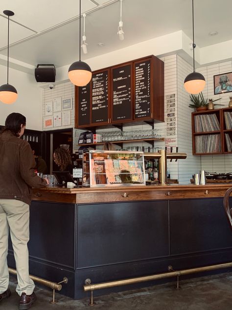 New York Coffee Shop Interior, Soho Coffee Shop, Gas Station Coffee Shop, Nyc Coffee Shop Aesthetic, New York Coffee Shop Aesthetic, American Coffee Shop, Coffee Shop Nyc, New York Coffee Shop, Brooklyn Coffee Shop