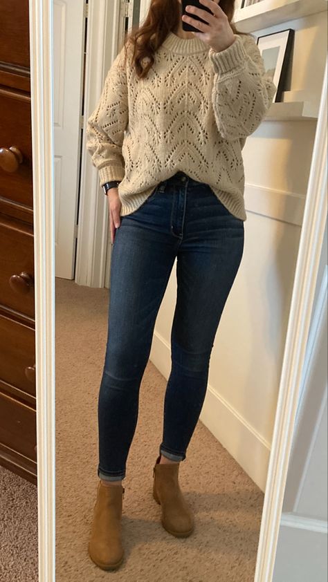 Outfit Con Botines Cafe, Nude Sweater Outfit, Fall Casual Outfits Women Weekend Style, Taupe Shoes Outfit, Winter Outfits With Brown Boots, Outfits Con Sueter Beige, Caramel Boots Outfit, Botines Beige Outfit, Cream Sweater Outfits