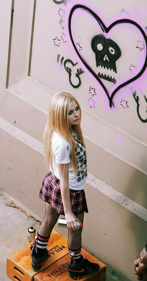 Avril Lavigne Outfits, 2000s Punk Aesthetic, Avril Lavigne Aesthetic, Pop Punk Aesthetic, Stile Punk Rock, Chicas Punk Rock, Avril Lavigne Photos, Avril Lavigne Style, 2000s Punk