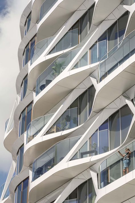 Lighthouse - residential in aarhus | 3xn architects | 3XN Hotel Building Design Modern, Organic Facade Design, Apartment Facade Design, Villa Mountain, 3xn Architects, Miami Boat, Beach Architecture, Hotel Design Architecture, Hotel Facade