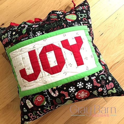 Christmas Joy Pillow | Get ready for the holidays with this fun and festive DIY pillow! Christmas Quilt Ideas, Quilt Pillows, Christmas Sofa, Quilted Pillows, Charm Pack Quilt, Free Quilting Patterns, Barn Signs, Quilted Items, Christmas Quilt Patterns