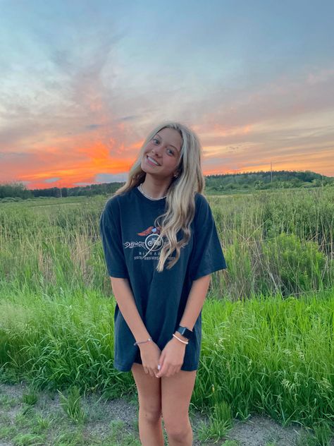 Preppy Blonde Girl, Sunset Photoshoot Ideas, Lake Pics, Preppy Pfp, Catfish Girl, Preppy Hairstyles, Pic Poses, Watching The Sunset, Photo Recreation