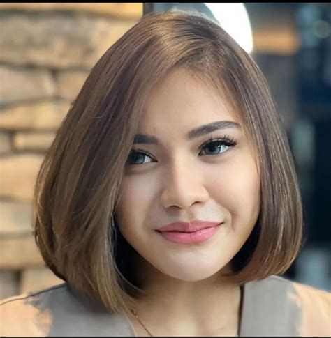 22 Model Rambut Wanita Gemuk Agar Terlihat Kurus MOCIPAY Model Rambut Pendek Wanita Gemuk Agar Terlihat KurusKenapa Model Rambut Penting untuk Wanita Gemuk?Wanita gemuk sering kali merasa kurang percaya diri dengan penampilan mereka. Salah satu cara untuk meningkatkan rasa percaya diri adalah dengan memilih model rambut yang tepat. Model rambut yang cocok dapat membuat wajah terlihat lebih tirus dan membuat tubuh terlihat lebih ramping.Tips Memilih Model Rambut untuk Wanita Gemuk1. Pilih M... Men's Short Hair, Oval Face Hairstyles, Undercut Pixie, Hair Up Styles, Denpasar, I Trust, Hairstyles For Round Faces, Model Fashion, Korean Hairstyle