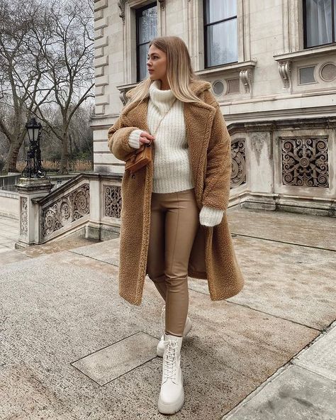 Beige Chunky Boots Outfit, Look Legging, New Look Fashion, Stylish Winter Outfits, Cold Outfits, Winter Mode, Causual Outfits, Fashion Hacks Clothes, Autumn Outfit