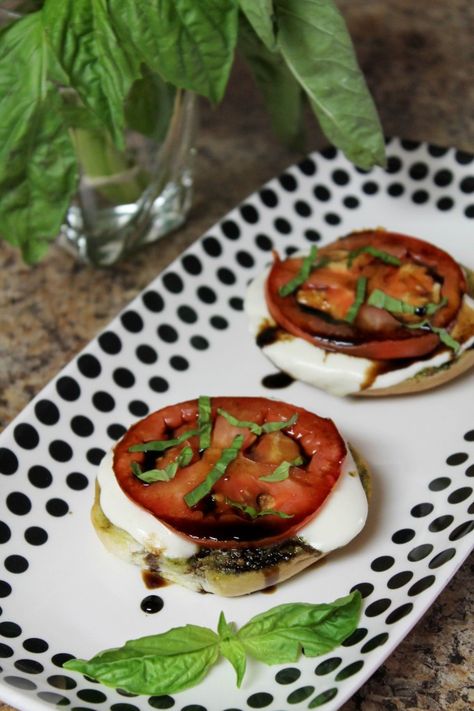 Caprese Salad Bagel Bites Strawberry Margarita Cupcakes, Mozzarella Tomato, Pesto Mozzarella, Game Cafe, Mini Bagels, Bagel Bites, Balsamic Reduction, Balsamic Glaze, Sandwich Bread