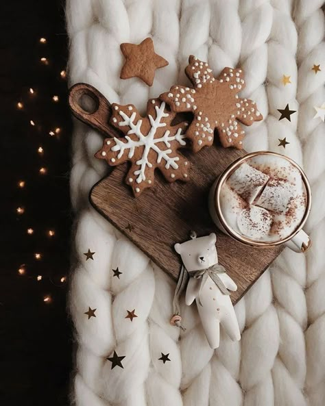 Decorations Bedroom, Christmas Flatlay, Cute Christmas Wallpaper, Cosy Winter, Tis The Season To Be Jolly, Christmas Decorations Bedroom, Christmas Feeling, Christmas Projects Diy, Winter Wallpaper