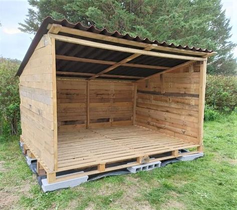 Pallet Shelter Diy, Goat Pallet Shelter, Pallet Board Projects, Pallet Shed Plans, Livestock Shelter, Pallet Barn, Outdoor Pallet Projects, Building A Storage Shed, Pallet Building