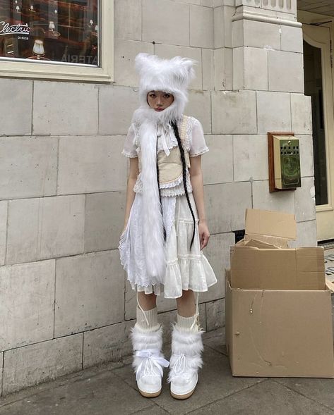 Decora Fashion Outfits, All White Fit, Models To Draw, I Have No Words, Arte Punk, Middle Age Fashion, Layered Fashion, Futuristic Fashion, Grunge Goth