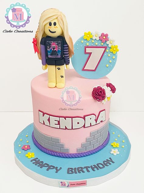 Roblox pink / girl fondant cake Girly Roblox Cake, Roblox Cake For Girls Ideas, Roblox Fondant Cake, Roblox Cake Girl, Roblox Birthday Party Ideas Girl, Roblox Themed Cake, Roblox Cakes, Roblox Pink, Roblox Birthday Cake