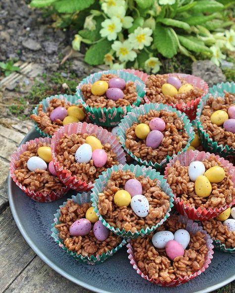 Easter nests - perfect for easter baking with kids. Gluten free and easy to make dairy free too. Easter Baking Gluten Free, Easter Gluten Free, Easter Nests Recipe, Biscuits Gluten Free, Easter Egg Nest, Crumble Recipes, Nail Easter, Gluten Free Baking Recipes, Cakes Gluten Free