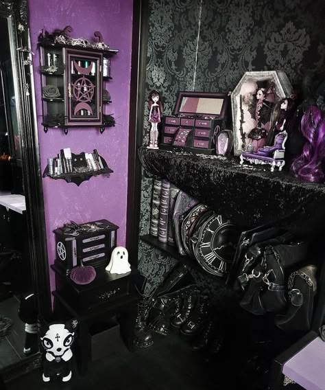 Purple Gothic Bedroom, Purple And Black Room, Goth Room Ideas, Vampire Room, Room Decor Goth, Emo Room, Gothic Homes, Gothic Decor Bedroom, Christmas Hand Painted