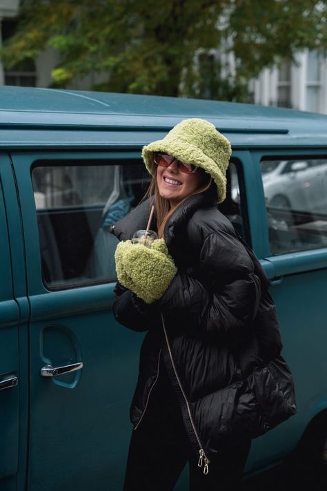 Green Bucket Hat Outfit, Winter Bucket Hat Outfit, Bucket Hat Outfit Winter, Hat Outfit Winter, Bucket Hat Outfits, Winter Hat Outfit, Gloves Aesthetic, Gloves Outfit, Bucket Hat Outfit