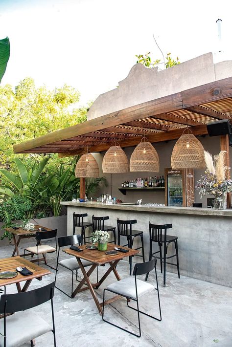 Es tendencia: 6 restós y bares con jardines para tomar un cóctel al aire libre - LA NACION Outdoor Boho Decor, Design Grill, Patio Decor Ideas, Aesthetic Interior Design, Outdoor Restaurant Design, Bar Exterior, Grill Station, Farmhouse Outdoor, Cafe Shop Design