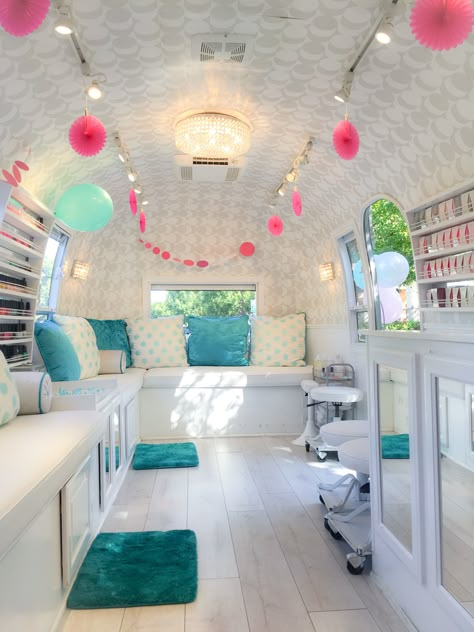 http://www.thenailtruck.com/ Nail Salon Ideas, Mobile Nail Salon, Mobile Hair Salon, Mobile Beauty Salon, Mobile Spa, Dreams Spa, Spa Room Decor, Mobile Nails, Airstream Interior