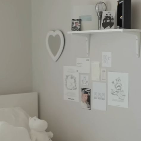 (NOT MINE) Credits to ericed on YouTube | #viral #room #roomdecor #aesthetic #white #hearts #decor #white #cute #ideas #pinterest Cute White Room, Aesthetic White Bedroom, White Aesthetic Bedroom, White Room Aesthetic, White Aesthetic Room, Black Room Ideas, Hearts Decor, White Room Decor, Wall White