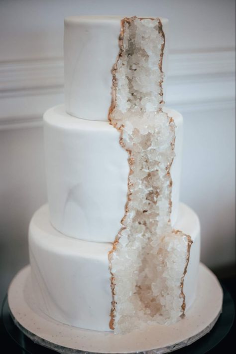 Unique wedding cakes Agate Wedding Cake, Geode Wedding Cake, Geode Cake Wedding, Geode Wedding, Geode Cake, Agate Wedding, The Wedding Cake, Unique Cakes, Italy Wedding