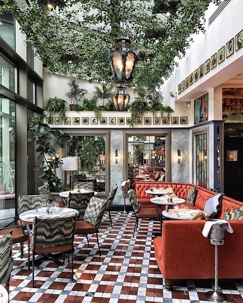 Restaurant The Ivy Tower Bridge 👀. London, United Kingdom 🇬🇧. 📷 @crazycatladyldn •⠀ •⠀ •⠀ •⠀ •⠀ •⠀ #designrestaurants #restaurantdesign… Bar Deco, Treehouse Hotel, Coffee Shop Design, Patio Interior, Bar Design Restaurant, Cafe Interior Design, The Ivy, Restaurant Interior Design, Restaurant Interior