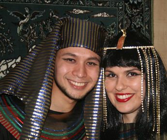 Make a King Tut/Pharaoh Head Piece From an Old Hat Egyptian Diy Costume, Pharaoh Crown, Egyptian Headpiece, Egyptian Headdress, Egyptian Man, Diy Drapes, Pharaoh Costume, Ancient Egyptian Jewelry, King Costume