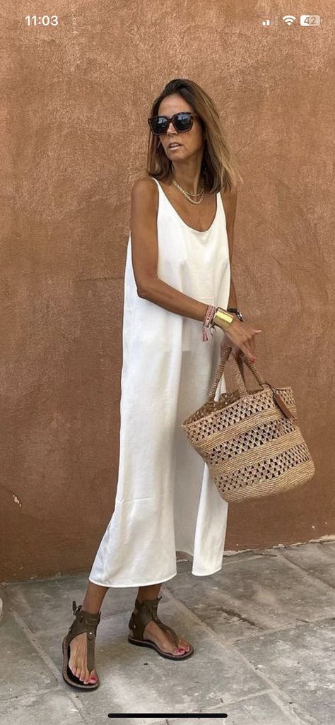 Casual Off-white Maxi Dress For Beach, Chic Off-white Maxi Dress For Vacation, Off-white Summer Maxi Dress For Beach, Linen Maxi Dress For Beach Cover-up During Beach Season, Off-white Linen Beach Dress, Oufits Casual, Looks Street Style, Halloween Fashion, Casual Chic Style