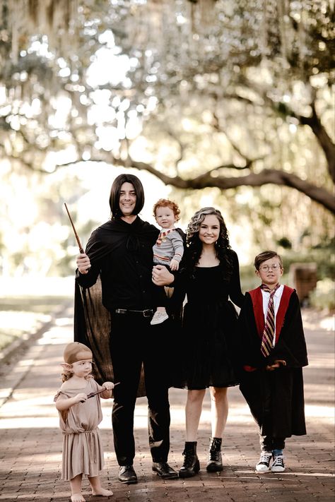 Harry Potter Family Costumes, Potter Family, Harry Potter Halloween Costumes, Family Halloween Costume, Harry Potter Halloween, Family Costumes, Family Halloween Costumes, Family Halloween, Costume Ideas