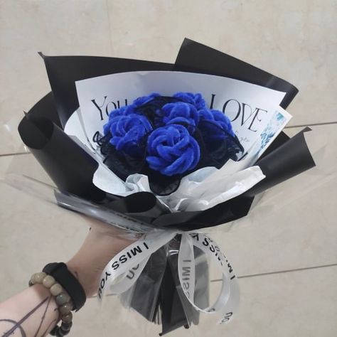 PipeCraftPro Ide Hampers, Pipe Flower, Blue Rose Flower, Pipe Cleaner Flowers, Jobs In Art, Diy Pipe, Deep Purple Color, Pipe Cleaners, Flower Blue